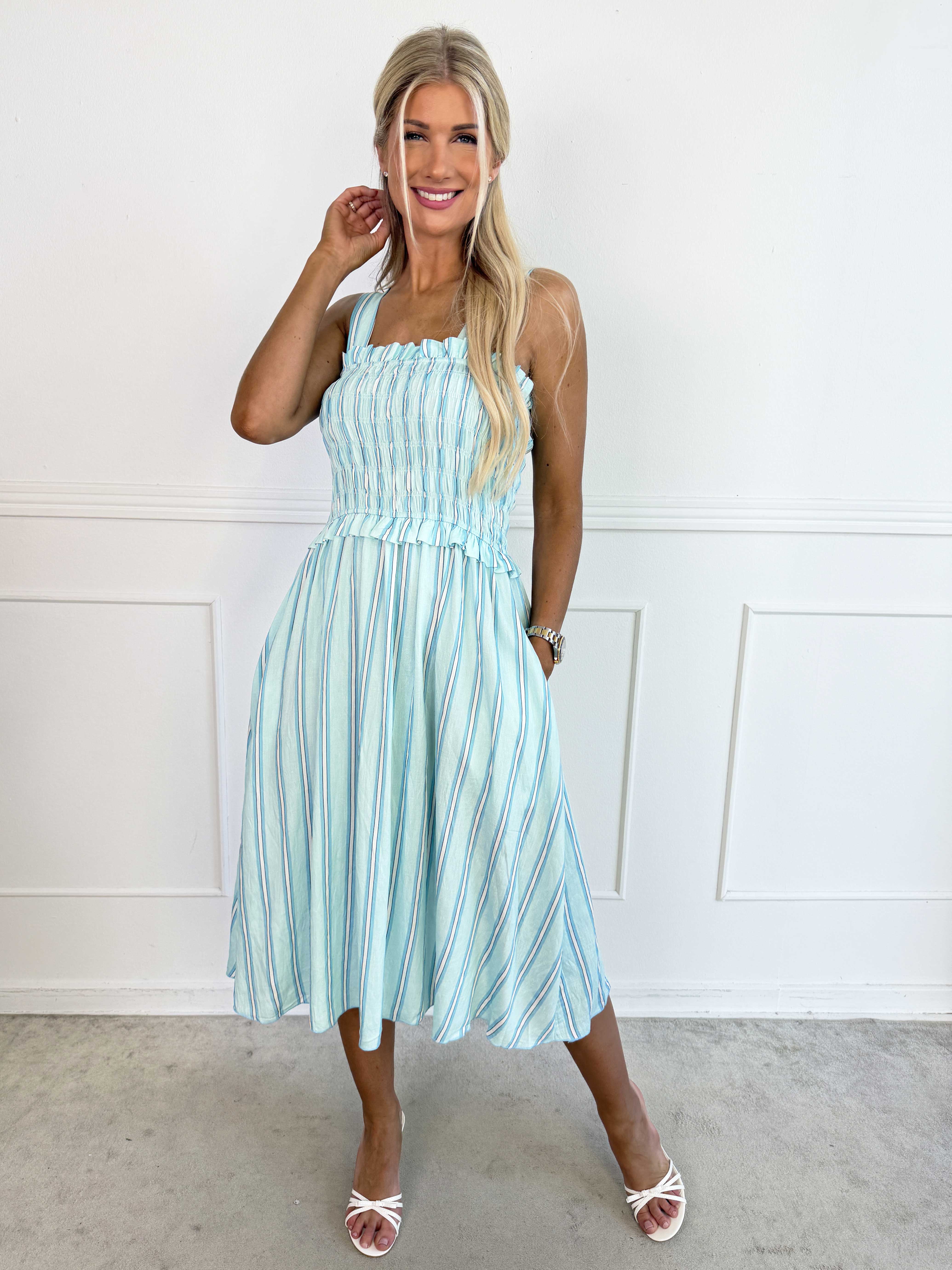 Marisol Stripe - Stribet plus size sommerkjole i viskose med smock henover brystet